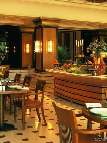 Elegantes Restaurantambiente mit dekorativem Buffet und stilvoll gedeckten Tischen