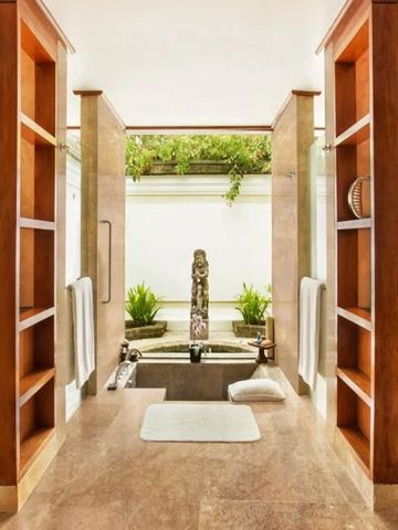 Modernes Badezimmer mit offener Dusche und Naturakzenten im Oberoi Beach Resort Bali