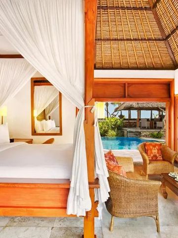 Suite mit Himmelbett und Ausblick auf privaten Pool im The Oberoi Beach Resort