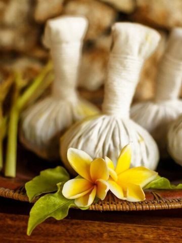 Traditionelle balinesische Spa-Beutel und Frangipani-Blüte