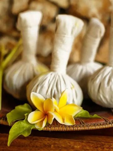 Handgemachte Spa-Beutel mit gelber Frangipani-Blüte