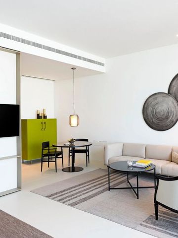Moderne Lounge-Ecke mit stilvollen Dekorelementen im Al Zorah Beach Resort