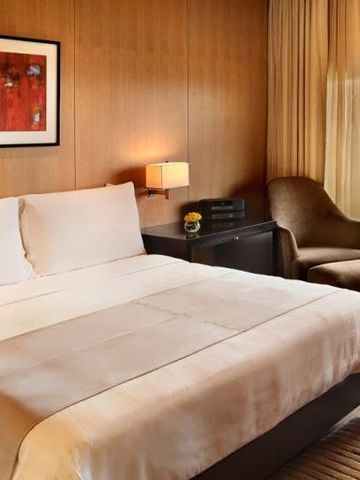 Stilvolles Zimmer im Oberoi New Delhi mit modernem Kunstwerk und entspannendem Ambiente.