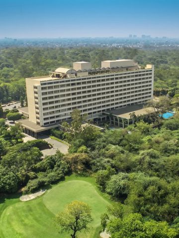 Luftaufnahme des The Oberoi New Delhi inmitten grüner Landschaft mit Golfplatz