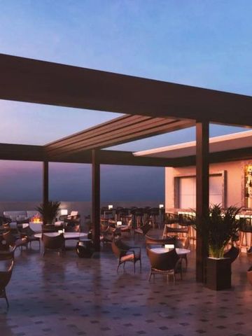 Rooftop-Bar mit stilvollem Ambiente bei Dämmerung