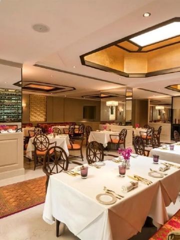 Luxuriös gedecktes Restaurant mit stilvollem Interieur und eleganter Beleuchtung