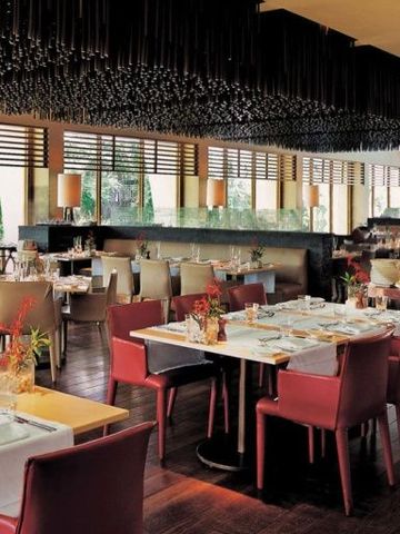 Modernes Restaurant mit großen Fenstern und stilvoller Dekoration