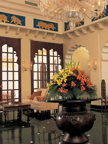 Elegante Lobby mit Kronleuchter und indisch inspirierten Dekorationen.