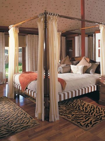 Luxuriöses Schlafzimmer mit Himmelbett und eleganten Vorhängen.