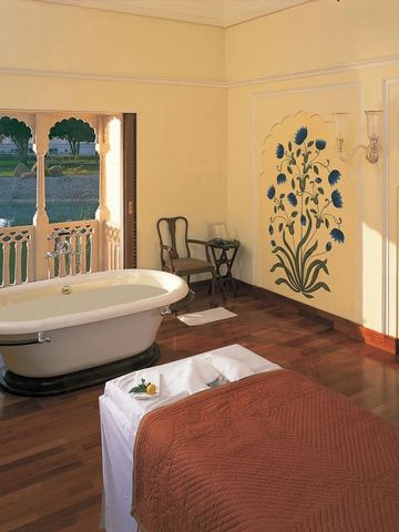 Lichtdurchfluteter Spa-Raum mit Badewanne und schöner Aussicht.