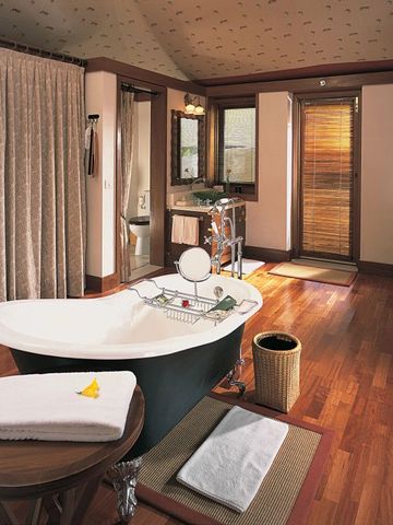 Elegantes Badezimmer mit freistehender Wanne und Holzakzenten.