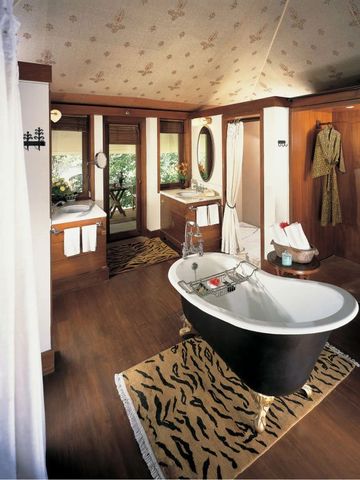 Stilvolles Badezimmer mit freistehender Wanne und exotischen Dekorationen.