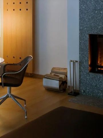 Gemütliche Lounge mit Kamin und modernem Interieur