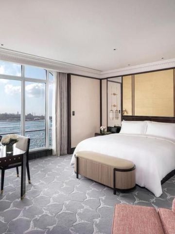 Luxuriöses Zimmer mit Blick auf den Bosporus und elegantem Interieur