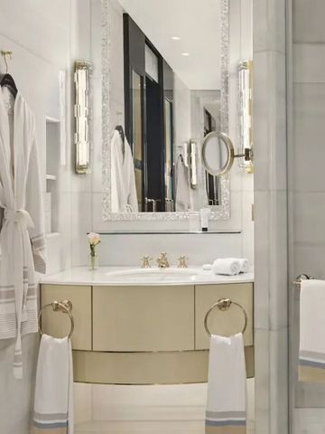 Helles Badezimmer mit eleganter Waschgelegenheit und Handtuchhalter