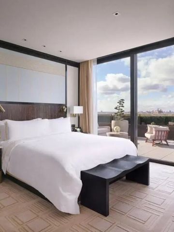 Luxuriöses Doppelzimmer mit Zugang zu einer privaten Terrasse und Panoramaausblick.