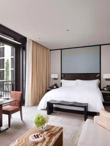 Modernes Zimmer mit großen Fenstern und Ausblick auf städtische Architektur.