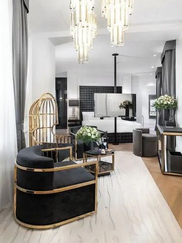 Luxuriös eingerichtete Suite mit eleganten Möbeln und Kronleuchtern