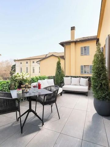 Sonnige Terrasse mit gemütlicher Lounge und Pflanzen