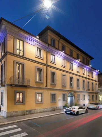 Elegante Hotelaußenfassade beleuchtet in der Abenddämmerung mit klassischem Design