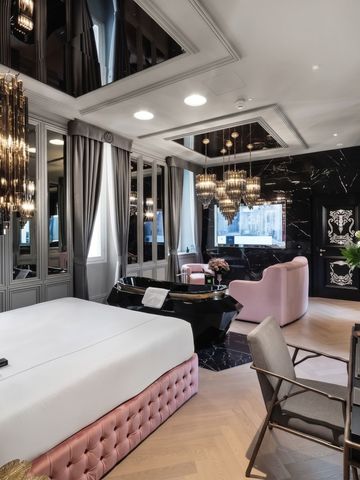 Geräumiges, luxuriöses Hotelzimmer mit prunkvollen Leuchten und moderner Einrichtung