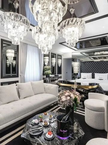 Großzügige Suite mit eleganter Dekoration und funkelnden Kronleuchtern