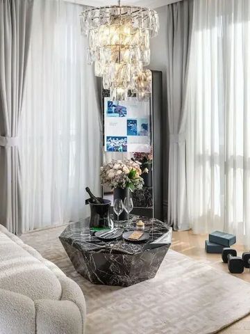 Gemütliche Sitzecke mit großem Fenster und eleganter Dekoration