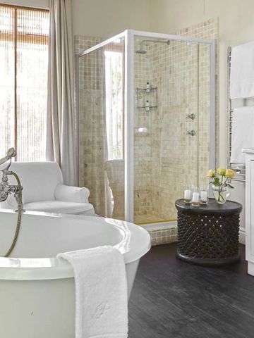 Luxuriöses Badezimmer mit freistehender Badewanne und großer Dusche