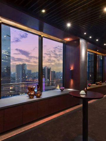 Panoramablick bei Sonnenuntergang von der Bar im Puli Hotel Shanghai über die Stadt.