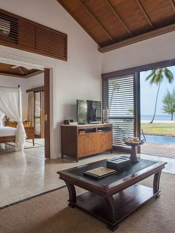 Geräumiges Zimmer mit Meerblick und Zugang zur Terrasse.