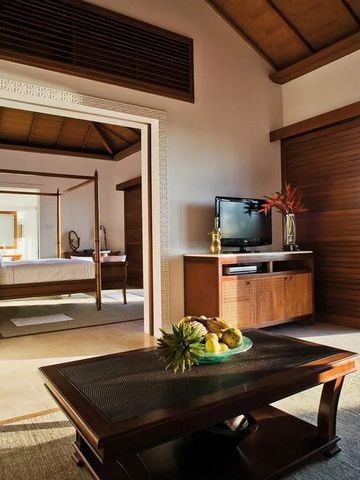 Elegantes Hotelzimmer mit offenem Wohnbereich und Ausblick auf das Meer