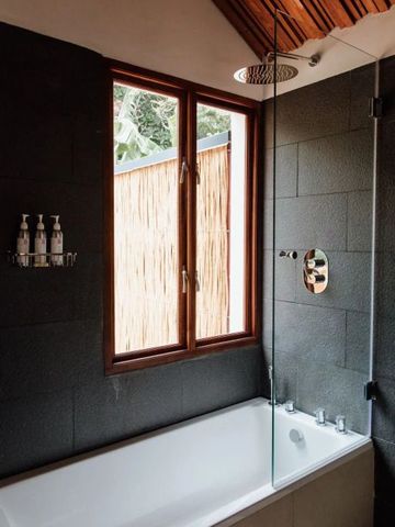 Modernes Badezimmer mit großer Badewanne und Fenster