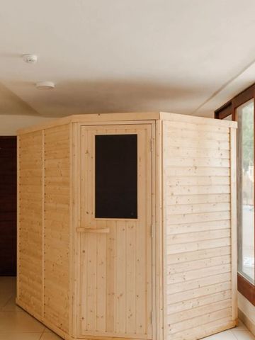 Kompakte Holzsauna im Innenraum