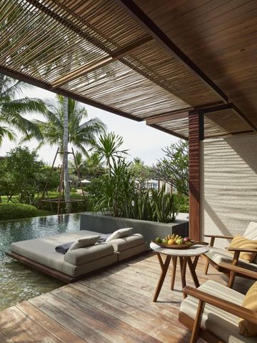 Terrasse mit Lounge und Blick auf Natur und Infinity-Pool