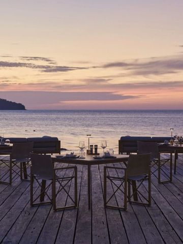 Sitzbereich am Strand mit Abendstimmung und Blick auf das Meer