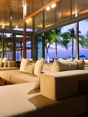 Moderne Lounge mit Panoramablick auf das Meer bei Sonnenuntergang
