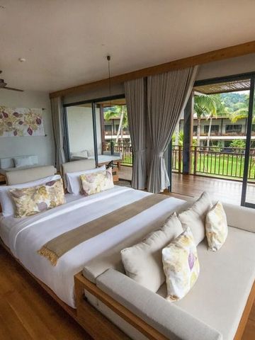 Geräumiges Schlafzimmer mit Balkon und herrlichem Gartenblick