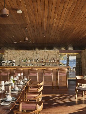 Einladendes Restaurant mit Holzmöbeln und Meerblick