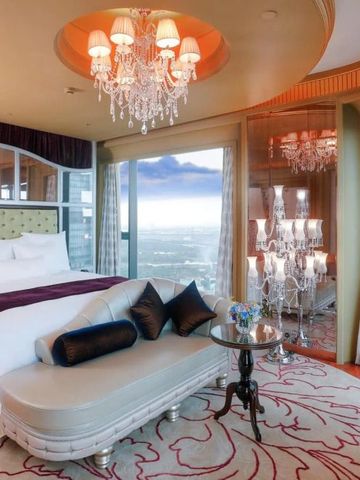 Luxuriöses Schlafzimmer mit Kronleuchtern und Panoramablick