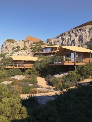Bungalows auf einem felsigen Hügel mit Blick auf die Natur