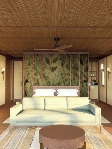Elegantes Schlafzimmer mit natürlicher Dekoration und Holzdecke