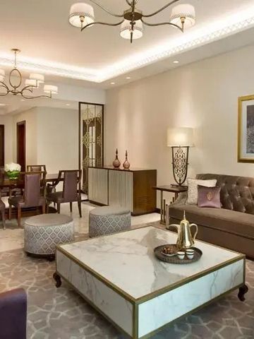 Elegantes Wohnzimmer einer Suite mit Sofas, Tisch und Kronleuchter