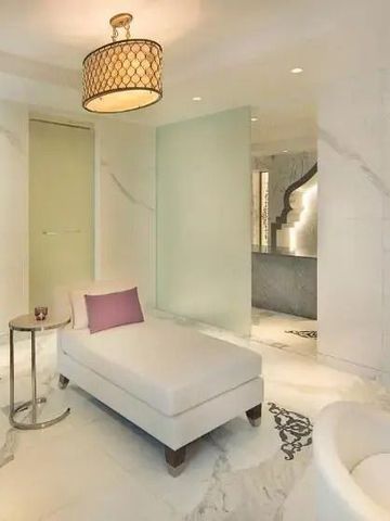 Privater Spa-Bereich mit Wellness-Liege und dezenter Beleuchtung