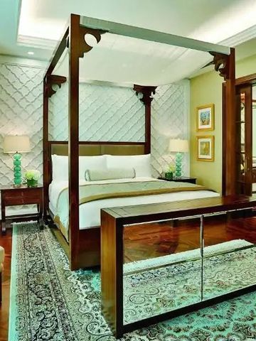 Elegantes Schlafzimmer mit Himmelbett und luxuriösen Dekoren.