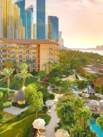 Prachtvolle Außenansicht des Hotels mit üppigen Gärten und Blick aufs Meer.