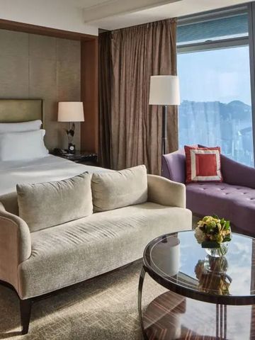 Luxuriöses Schlafzimmer mit Stadtblick im Ritz-Carlton Hong Kong