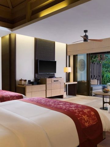Luxuriöses Doppelzimmer mit Blick auf den privaten Pool und modernen Annehmlichkeiten