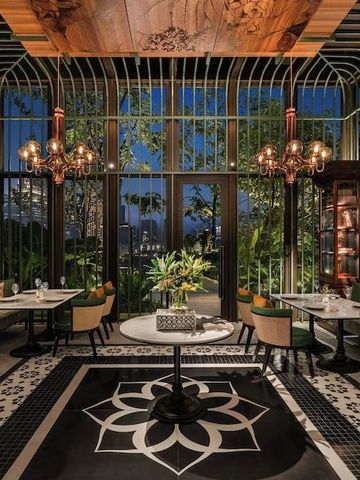 Elegantes Restaurant mit luxuriösen Dekorationen und stilvoller Beleuchtung.