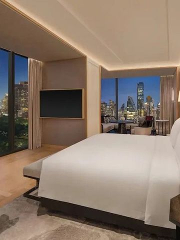 Moderne Suite mit Panoramablick auf Bangkoks Skyline
