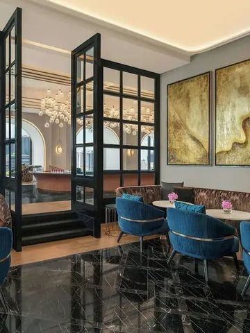 Eleganter Lounge-Bereich mit modernen Sesseln und Kunstwerken